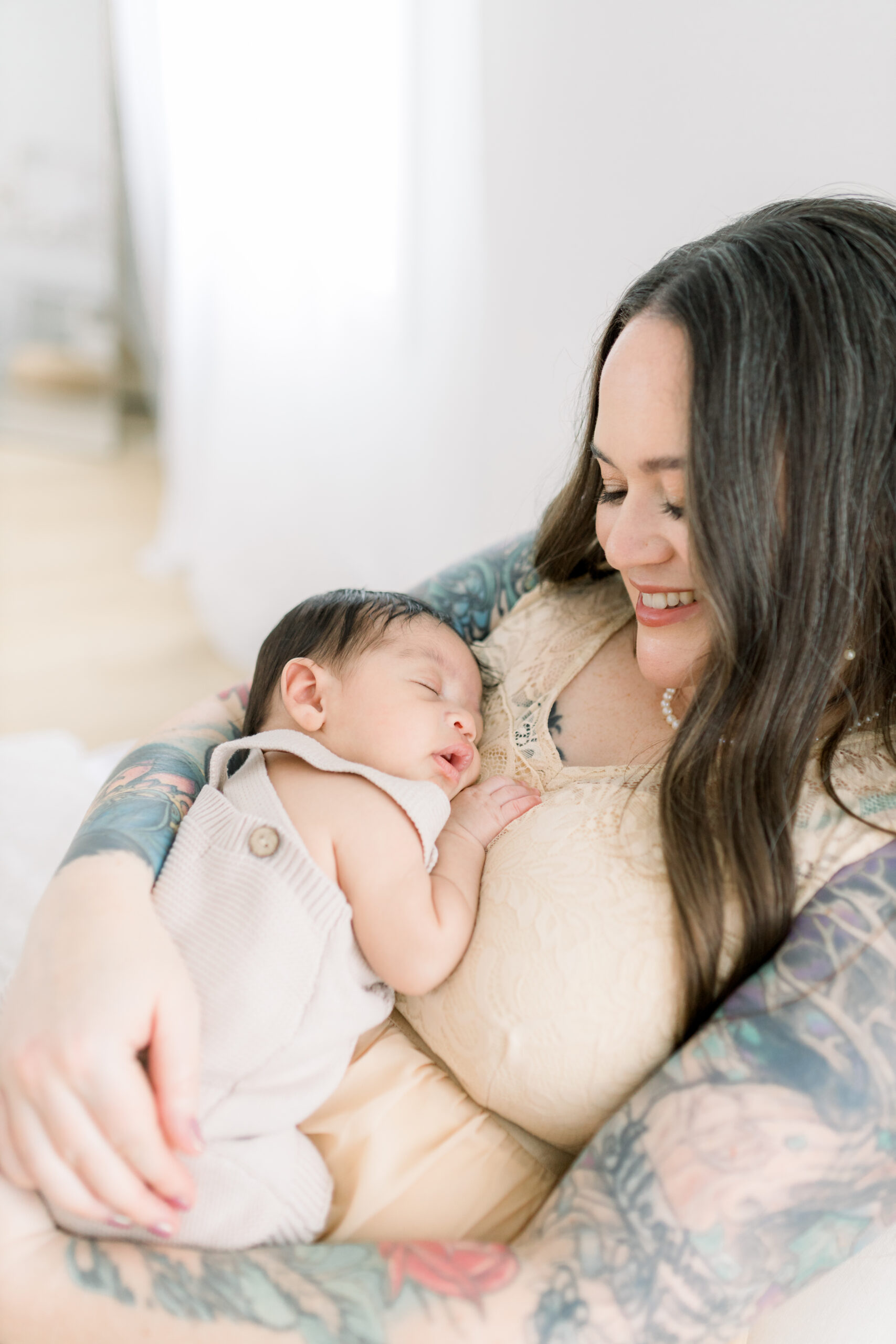 Mom and baby cuddling baby photographer Hamilton by ericka ana photography